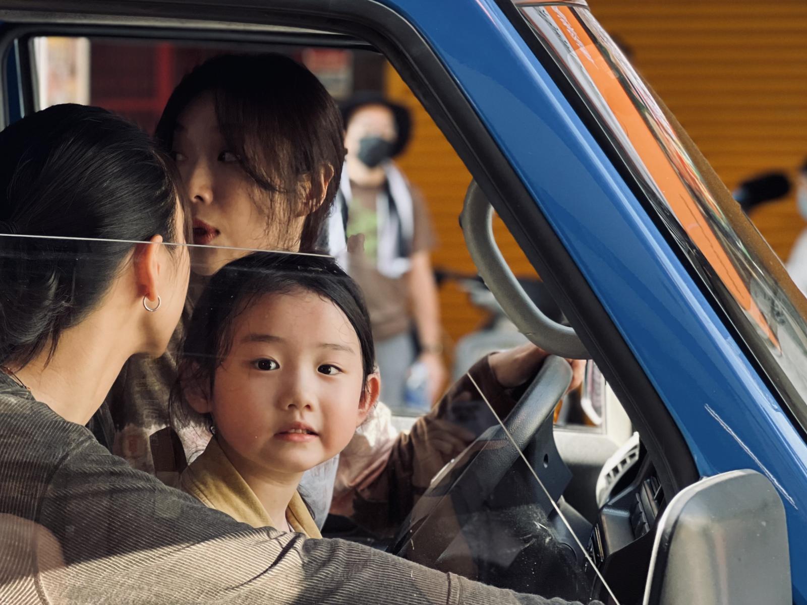 《左撇子女孩》的故事從蔡淑臻飾演的媽媽帶領兩個女兒從鄉下搬到台北開始