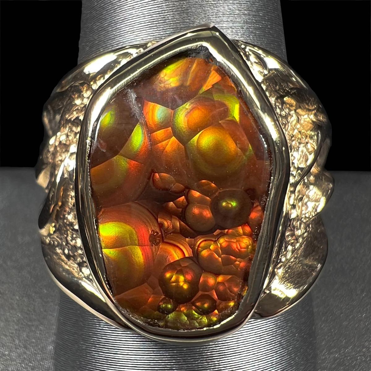 火瑪瑙因其內部特殊的薄層結構，會折射出火焰般的閃光。它的色澤宛如熔岩流動，帶著強烈的動態感。