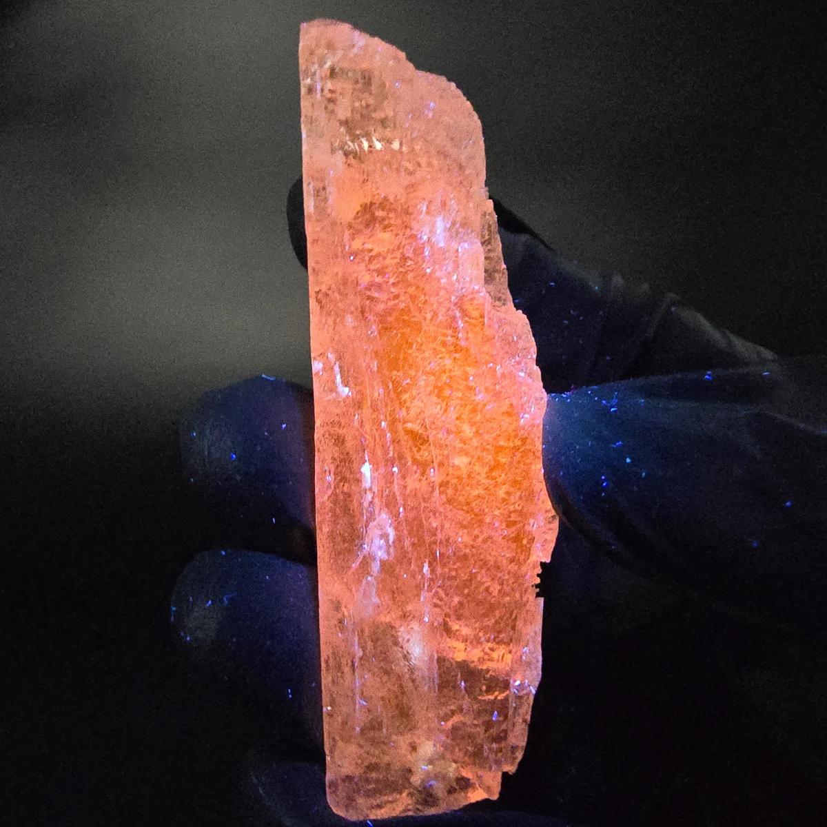 鋰輝石在寶石界以粉紅至淡紫的「孔賽石」（Kunzite）最為人熟知，翠綠色透明品種則被稱為「Hiddenite」。然而，帶有紅色調的鋰輝石卻是極為少見的稀有品種。這種紅色鋰輝石色澤溫潤，透出微微透明光澤，宛如一縷含蓄卻深沉的情感。