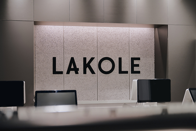 LAKOLE正式首度跨出台北,以150坪的大型店鋪進駐,搶下百貨轉角 L 型雙面開口的黃金位置。