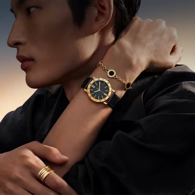 把大錶徑腕錶當作手腕的主角，再用細緻手鍊或簡約戒指在旁呼應，就能營造粗細交錯的層次美感。
