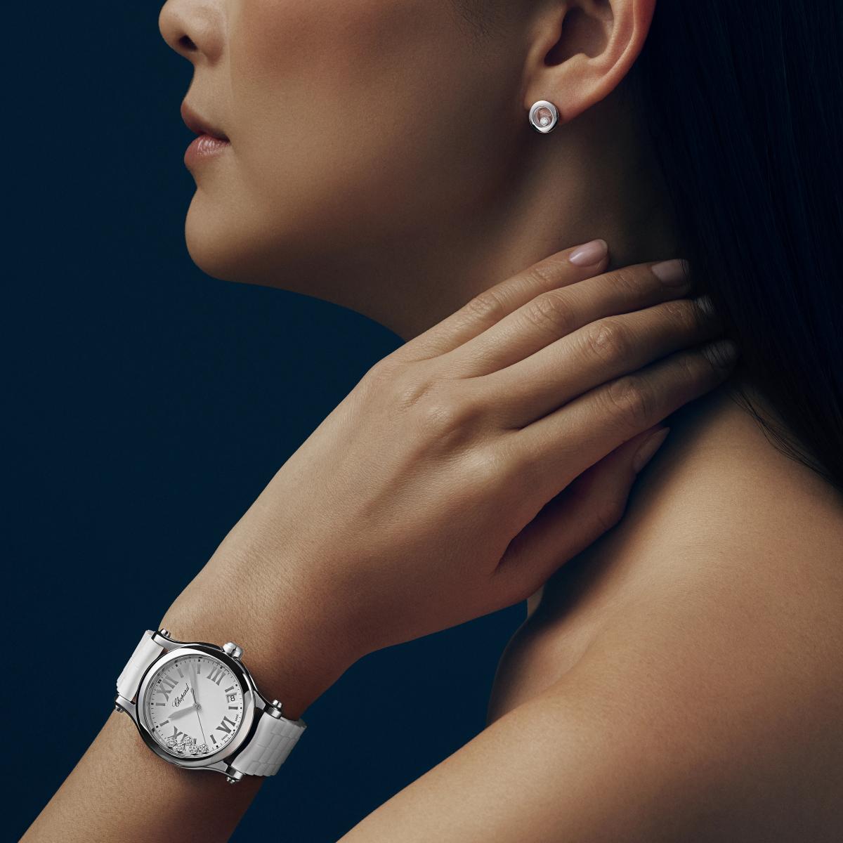 粉嫩色系或花卉圖騰常帶來甜美氛圍，但若擔心過於柔和，一只線條俐落的大錶徑腕錶便是最佳解答。它能像一筆清晰的描邊，替浪漫造型加入現代感的框架，讓整體穿搭多了幾分幹練與個性。