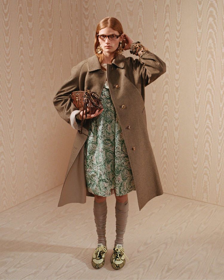 拍攝場景以波紋絲綢作為背景，配合細膩的色彩層次，突顯肖像力量與服裝語彙的張力。