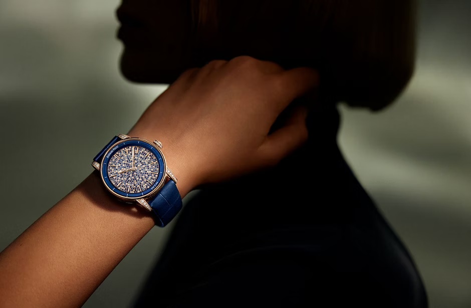 高級珠寶女錶的魅力，不僅僅來自鑽石的閃爍或寶石的深邃，而是它們所承載的情感、故事與工藝。