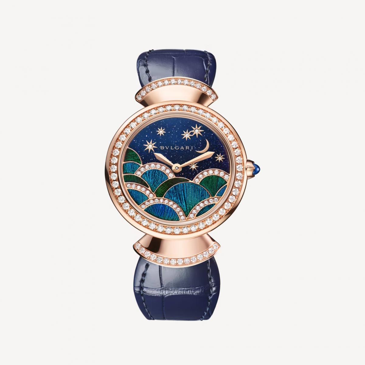 Divas' Dream 腕錶，把羅馬的夜空戴上手腕。青金石錶盤上鑲嵌孔雀羽毛，呈現標誌性的扇形圖案，並飾以鑽石月亮與星星，華麗而夢幻。