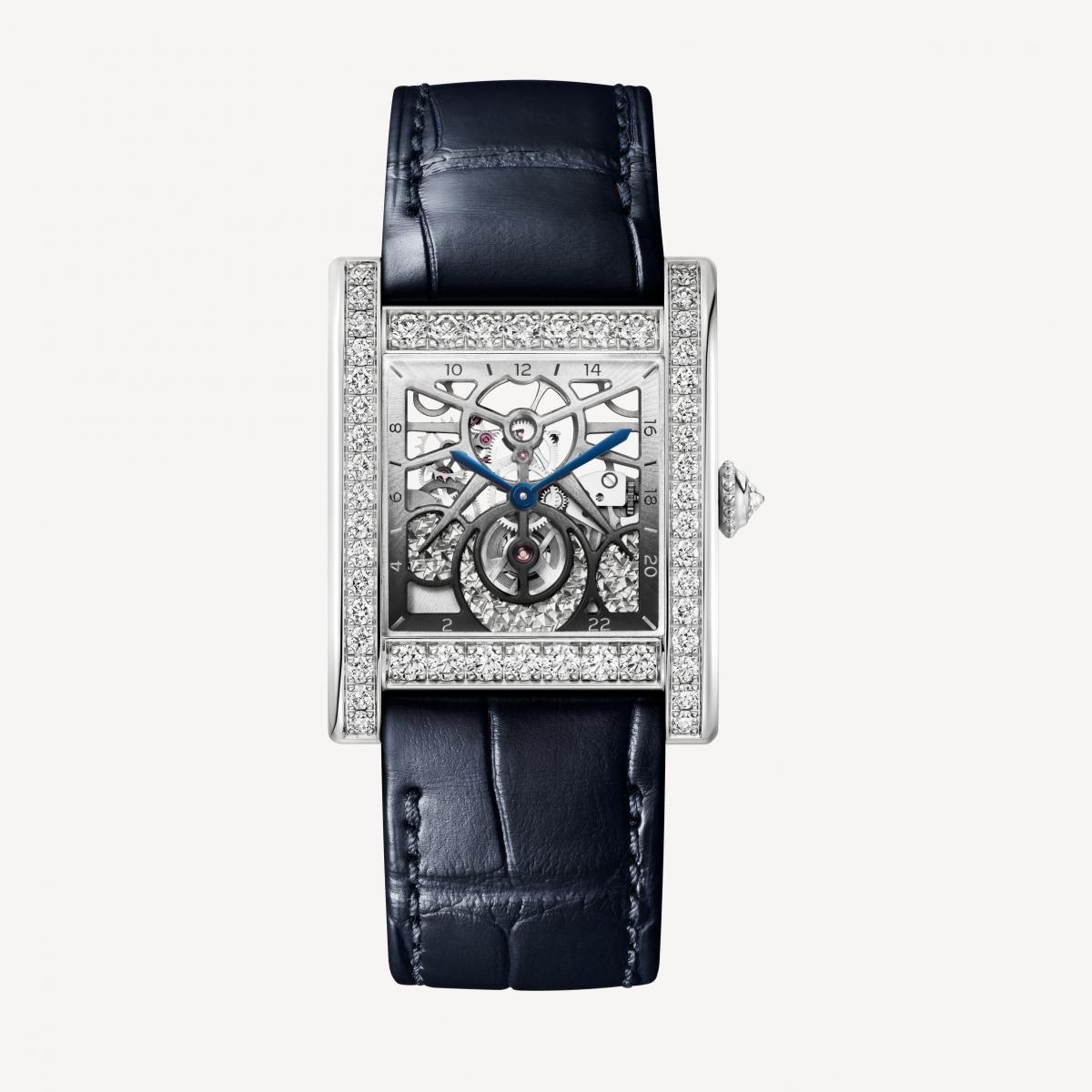 Tank Normale 鏤空版腕錶將百年經典重新演繹。鉑金錶殼鑲滿鑽石，藍鋼劍形指針與藍色鱷魚皮錶帶則延續品牌一貫的優雅。