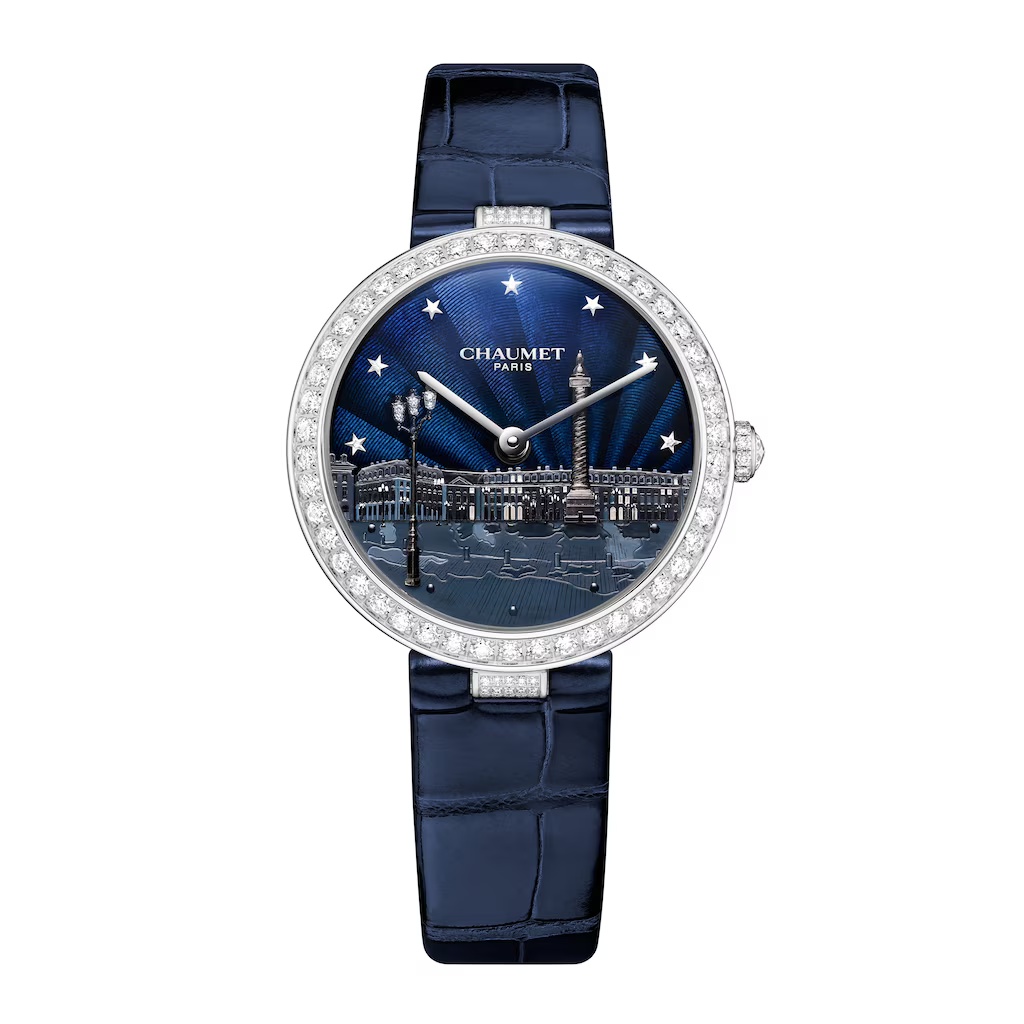 巴黎尚美的這枚 Infiniment 12—Rêverie Nocturne 腕錶，是對芳登廣場（Place Vendôme）12號的浪漫頌歌。錶盤由多位工匠大師合作完成：琺瑯、雕刻、彩繪與鑽石鑲嵌，像是把巴黎夜色濃縮在一方天地中。