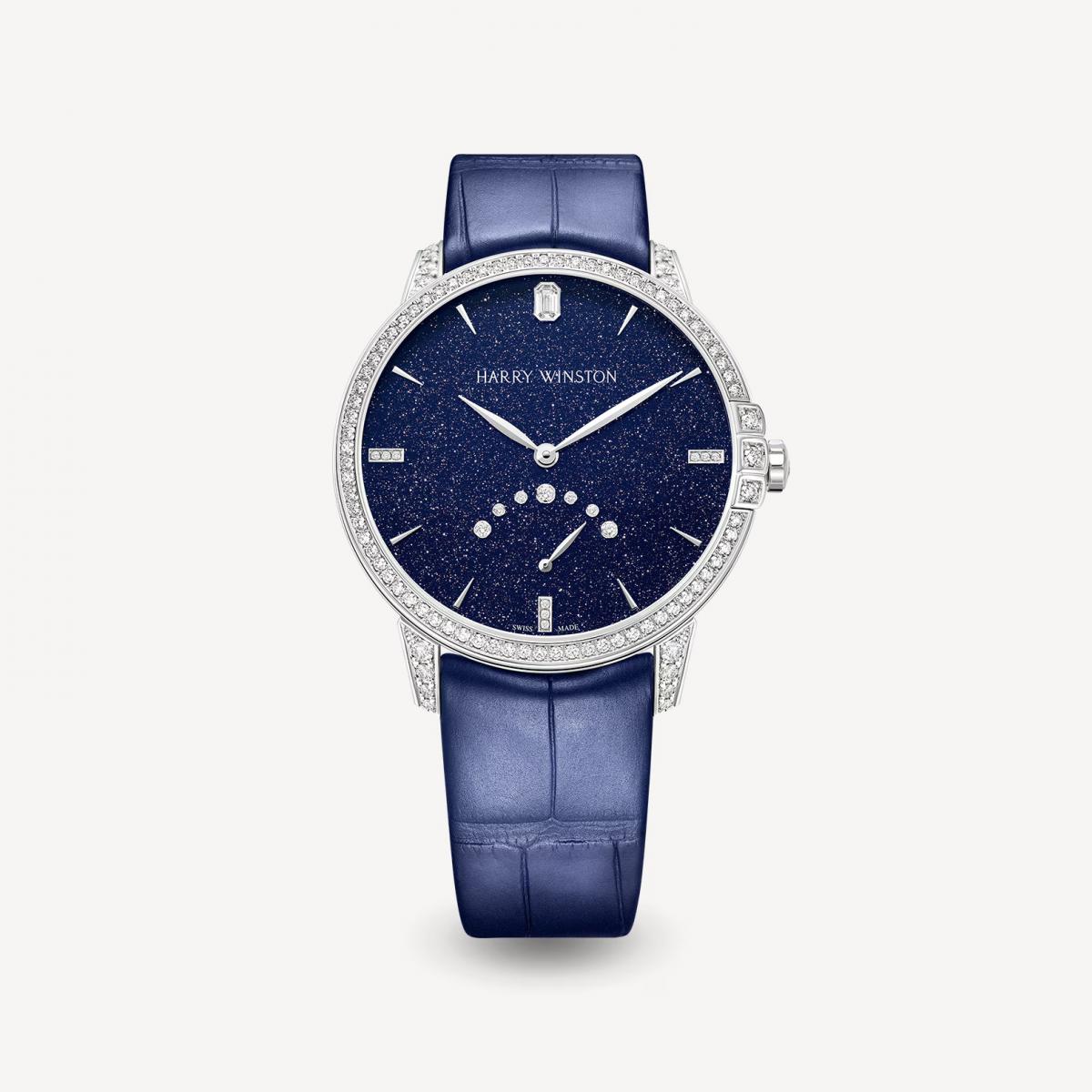 Midnight Retrograde Second&nbsp;自動上鍊機械腕錶，以砂金石錶盤描繪繁星夜空，逆跳秒針如流星般劃過。