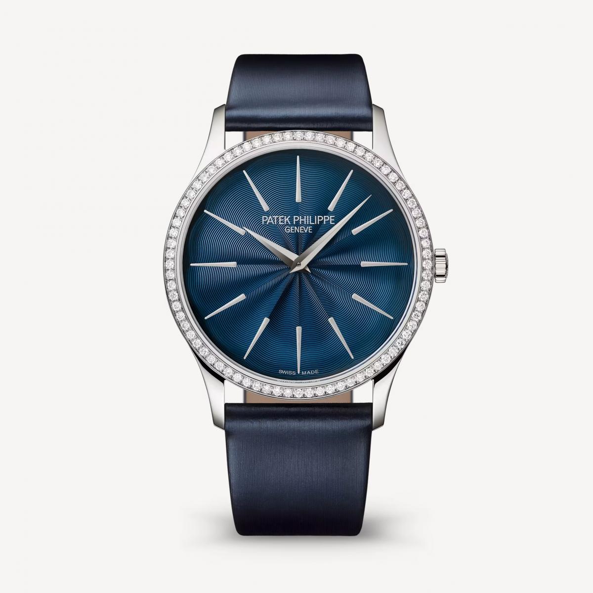 Calatrava 午夜藍腕錶像是一池靜水，波紋錶盤覆以多層漆料，營造深邃感。搭配76顆鑽石錶圈，猶如夜空繁星點綴水面。