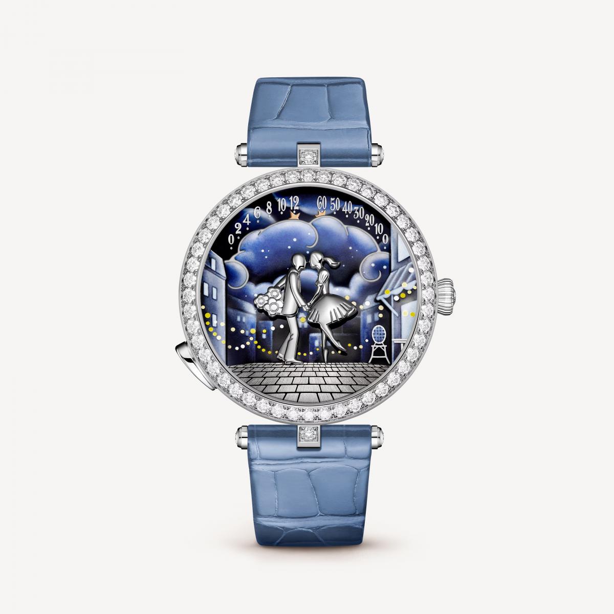 Lady Arpels Bal des Amoureux Automate 腕錶是一場愛情故事的縮影。錶盤上戀人於巴黎戶外咖啡廳相遇，在節慶燈火下輕輕一吻，這一幕不是靜止畫面，而是隨機芯運轉的動態畫面，展現出栩栩如生的姿態。