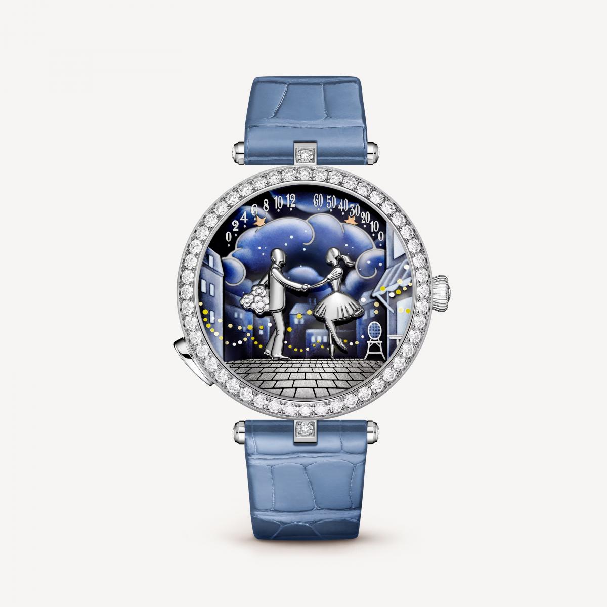 Lady Arpels Bal des Amoureux Automate 腕錶是一場愛情故事的縮影。錶盤上戀人於巴黎戶外咖啡廳相遇，在節慶燈火下輕輕一吻，這一幕不是靜止畫面，而是隨機芯運轉的動態畫面，展現出栩栩如生的姿態。