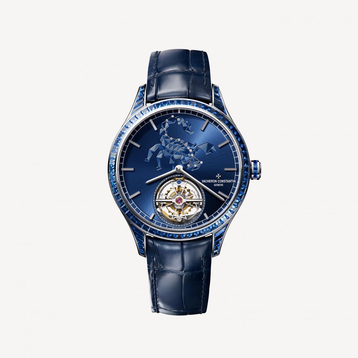 江詩丹頓這枚 Métiers d’Art 致敬天神系列天蠍座腕錶，以藍寶石與鑽石描繪星宿的神祕。112顆藍寶石鑲嵌於錶圈與錶耳，彷彿一片無際銀河環繞腕間。