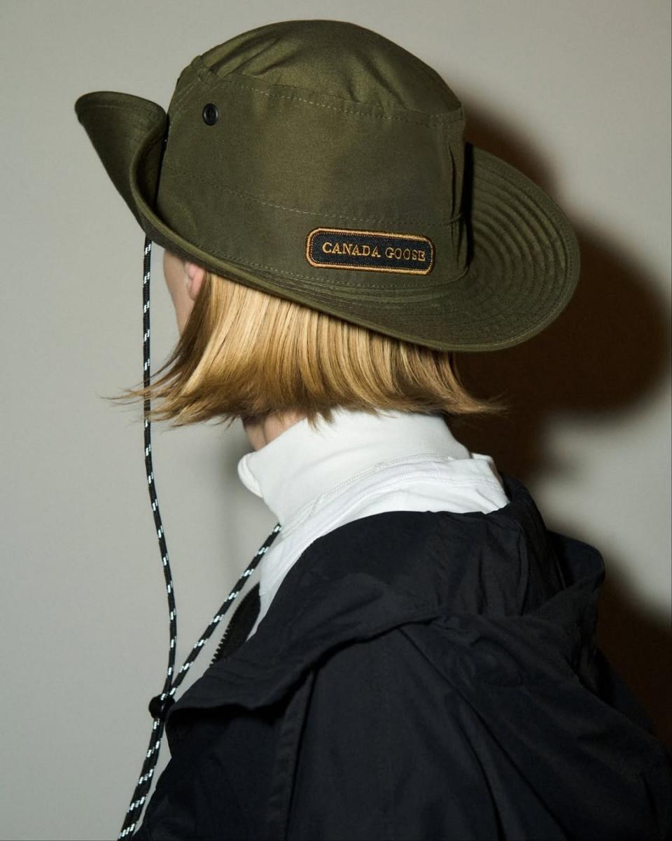 面對氣候變遷與消費趨勢轉型，加拿大奢侈品牌 Canada Goose（加拿大鵝）正在積極擺脫「羽絨衣品牌」的單一形象，朝向全年皆宜的時尚精品路線邁進。自任命設計師 Haider Ackermann（海德爾·亞克曼）為首位創意總監後，品牌不僅推出高端的配件與鞋履系列，更交出亮眼財報成績單。近期，更傳出「私有化」的可能性，引發市場關注，帶你一次掌握。