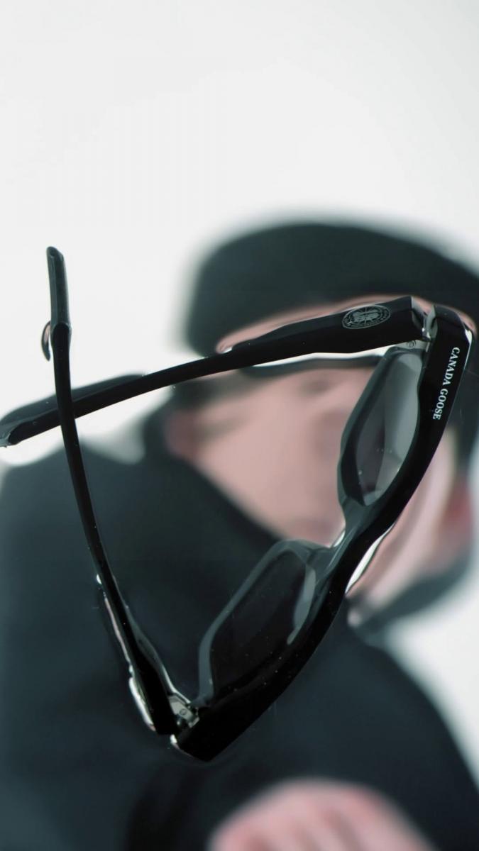 過去一年，品牌推出的高定價配件得到了消費者的支持，從一副要價 450 美元（約新台幣 13,800 元）的墨鏡，再到要價 400 美元（約新台幣 12,200 元）起的鞋履系列，持續拓展配件，延伸更多單品類別。