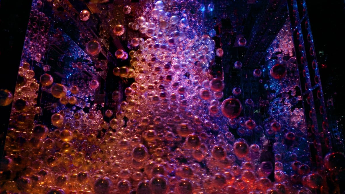 這一次，日本京都 teamLab 展區內，最大的亮點之一，莫過於《Morphing Continuum》（變化連續體）。它不是傳統意義上的實體物件，而是一種由獨特環境中，產生的能量秩序所構成的雕塑性存在，稱之為：高階雕塑（High Order Sculpture）。它會隨著環境而變，懸浮於空中，模糊邊界，縱使觀賞者進入其中改變了秩序，也能仍自然地回復其完整的形狀。