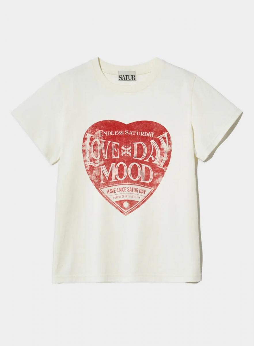 復古迷必收！這款 T-shirt 的愛心圖案帶點斑駁感，像是時光沖刷過後留下的痕跡，浪漫又酷帥。材質扎實耐穿，版型不挑人，單穿或內搭都合適。