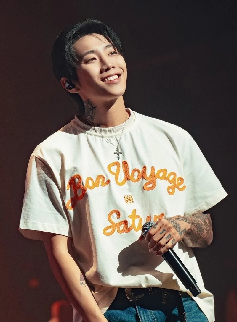 細節控會喜歡袖口的小標籤設計，低調卻不無聊。這件單品還曾被韓星 Jay Park 朴載範著用，無論男女穿上都能散發街頭與休閒兼具的魅力。