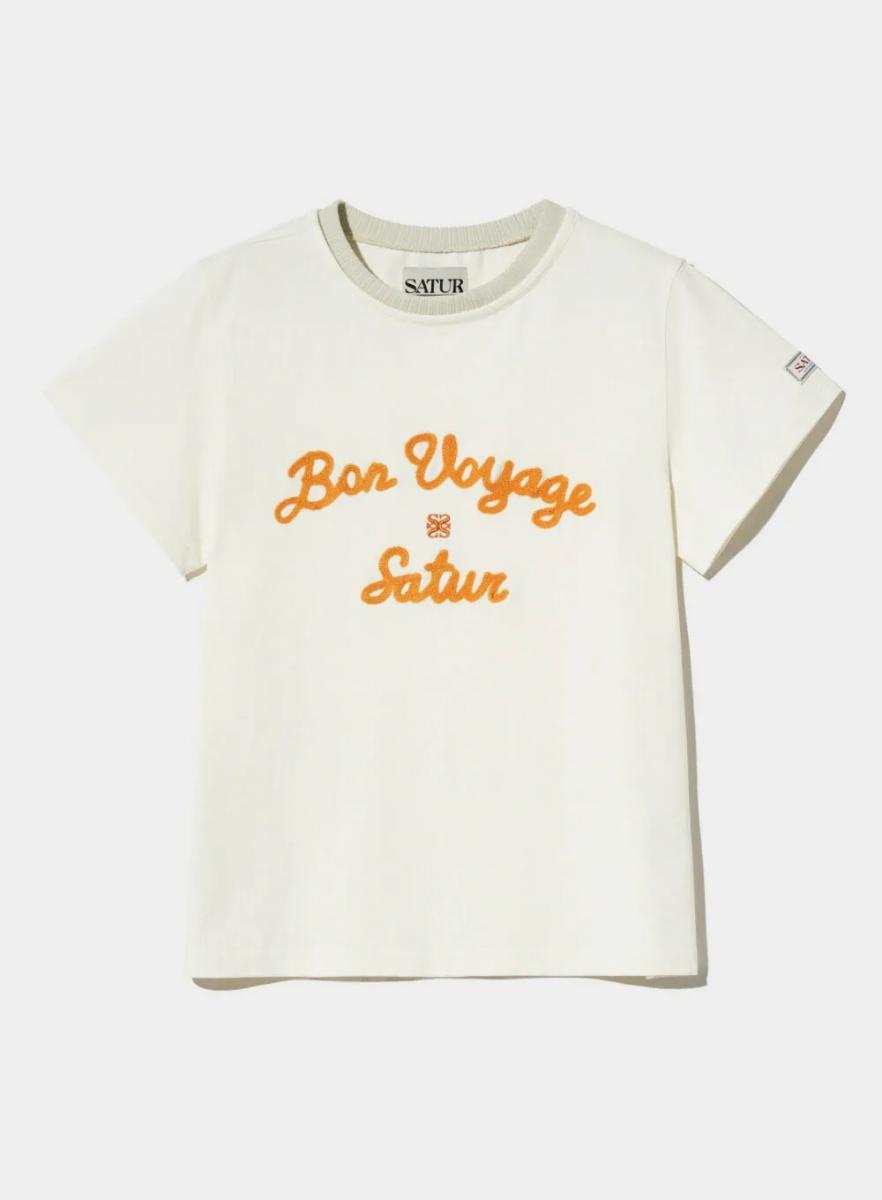 看似簡單卻極具設計感的一款。正面「Bon Voyage」字樣以刺繡工藝呈現，讓字母有了立體感和高級氛圍。