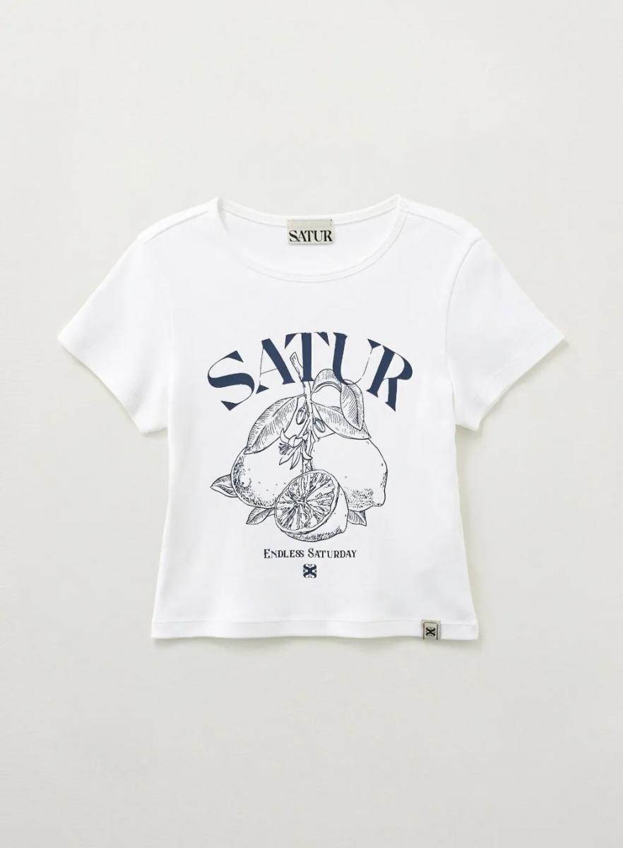 這件 T-shirt 可說是朴圭瑛的「心機武器」。短版剪裁俐落，正面檸檬手繪印花帶來夏日感，單穿就能吸引目光。