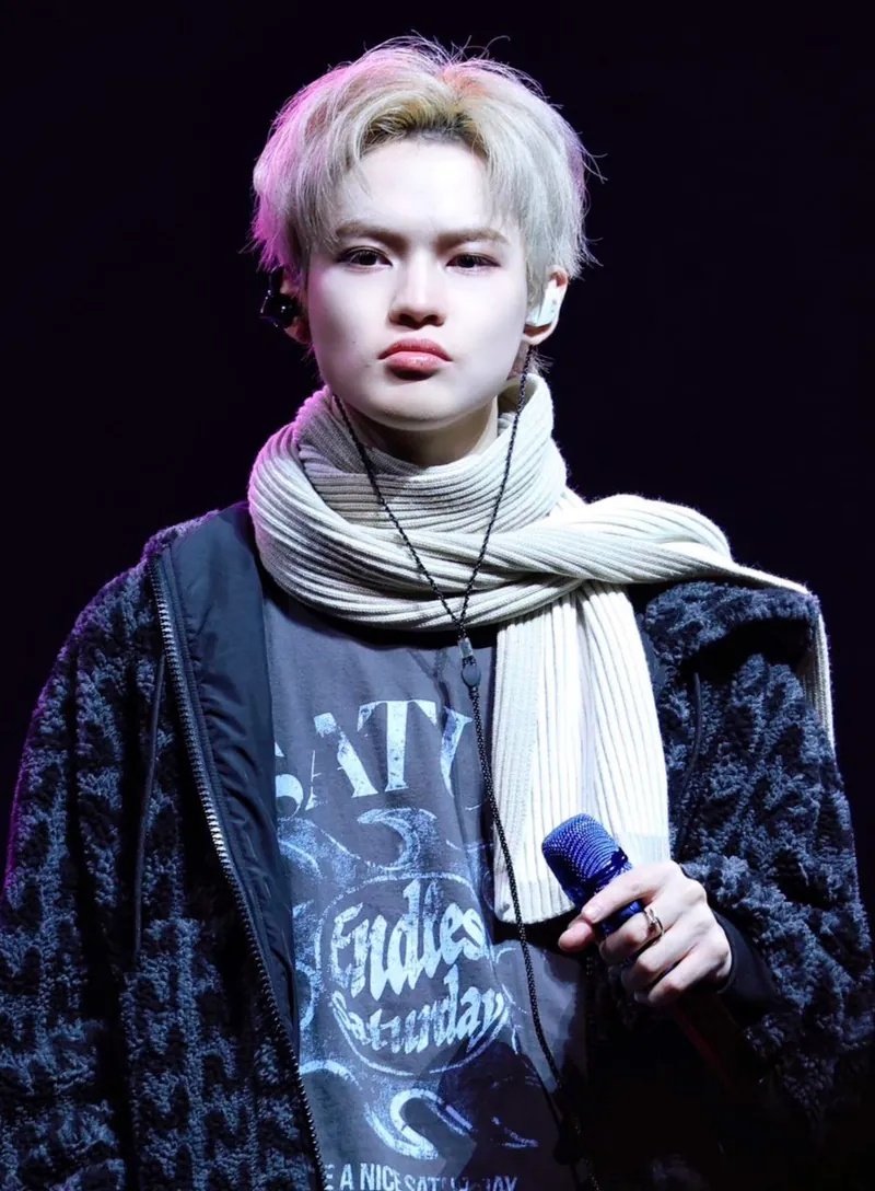 這款同樣是 NCT DREAM 鍾辰樂的同款。材質舒適耐穿，細節設計加強了耐用性。這款不僅是夏季必備，也是「男女皆可穿」的好選擇，想要和伴侶低調放閃，這件正合適。