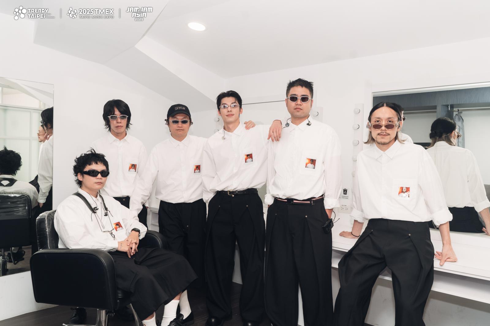 落日飛車、許光漢日前登上「2025 Jam Jam Asia 亞洲音樂節」演出全員上身Uniqlo: C白襯衫