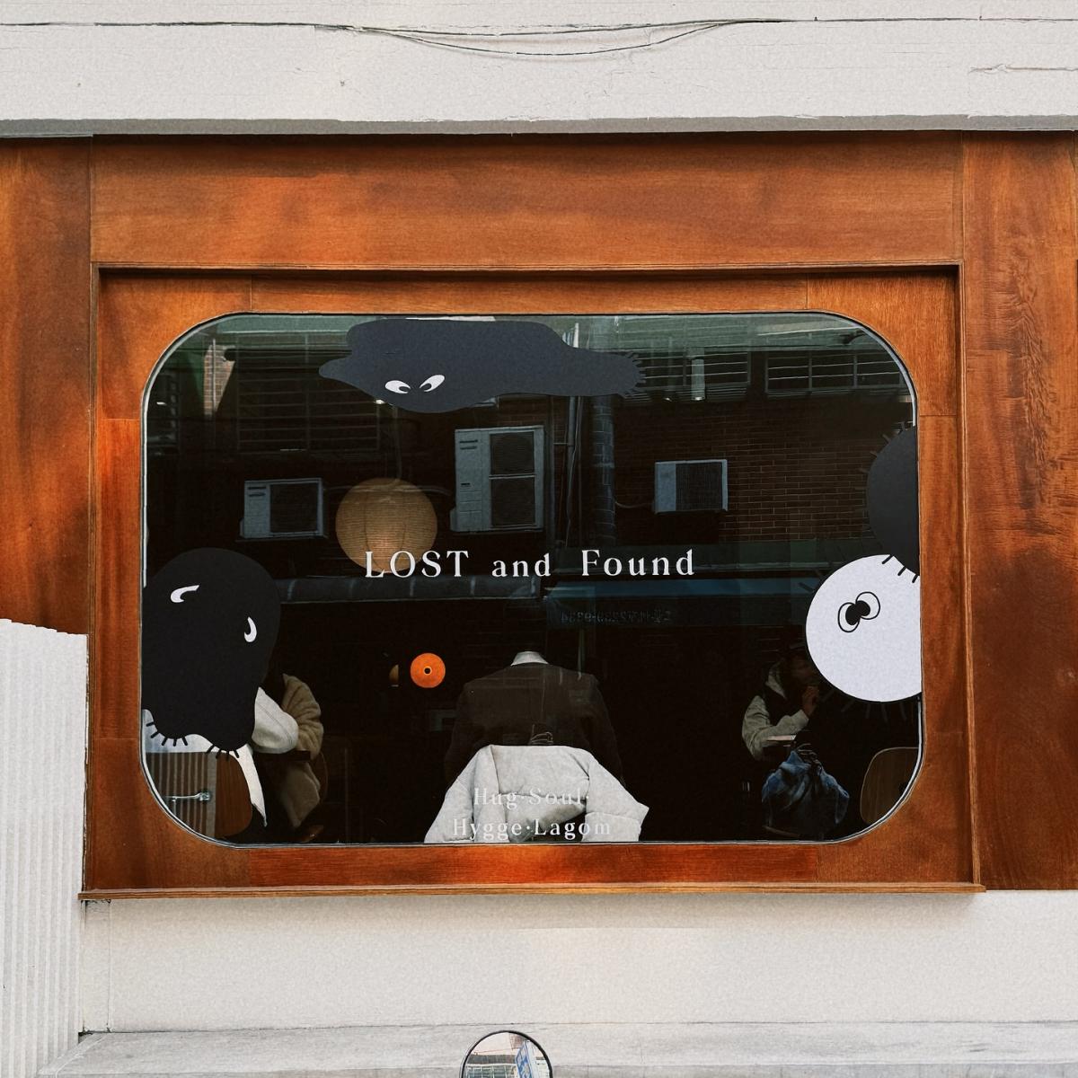 LOST and Found 隱身於信義安和站附近靜巷，是一處將北歐極簡美學與日系生活感精巧揉合的都市秘境。純白奶油牆搭配木質框窗，挹注明亮自然光線