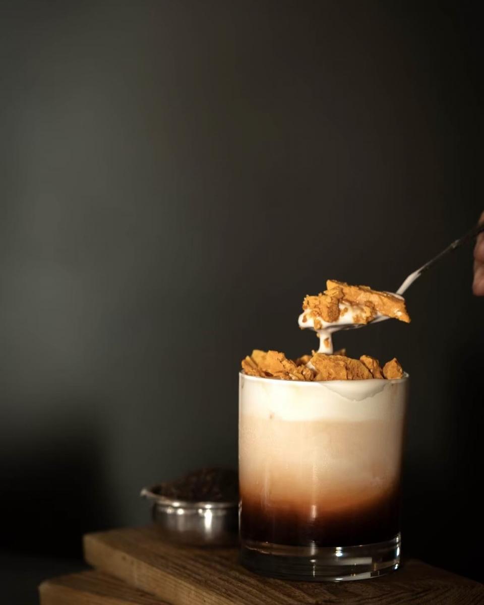 桂花釀拿鐵香甜細膩、節奏優雅；奶油冰滴咖啡濃而不膩，像淺吟的低音；檸檬塔酥脆塔皮與滑順餡料對話，酸甜尾韻恰到好處