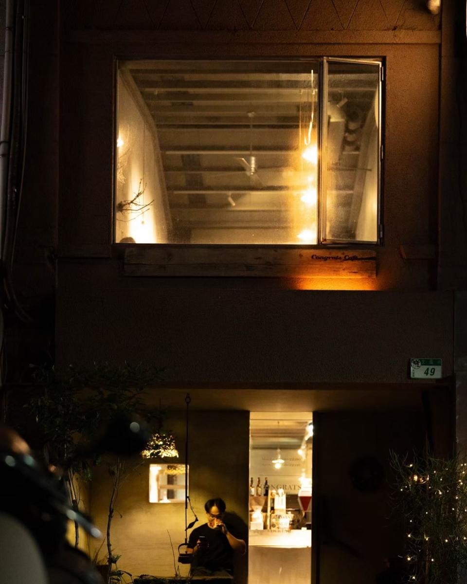 Congrats Café 隱身於信義安和站旁的文昌街巷弄，是一間蘊含日式侘寂美學的老宅咖啡廳。