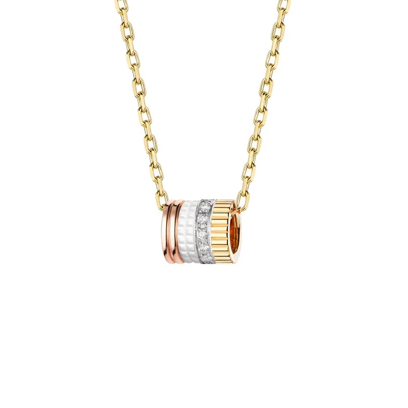 2004年面世的 Quatre 系列，以四環設計展現品牌獨到語言。羅緞刻紋、巴黎飾紋、雙圈同心圓與鑽石圈，每一環都是寶詩龍歷史的縮影。