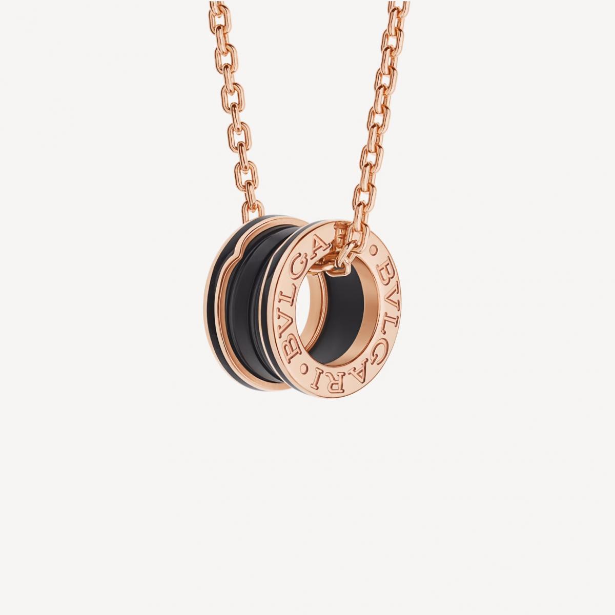 寶格麗的 B.zero1 系列，靈感源自羅馬競技場的永恆線條。黑色陶瓷搭配18K玫瑰金，塑造出大膽卻克制的張力，彷彿將古羅馬的壯闊凝縮於一枚小小吊墜之中。