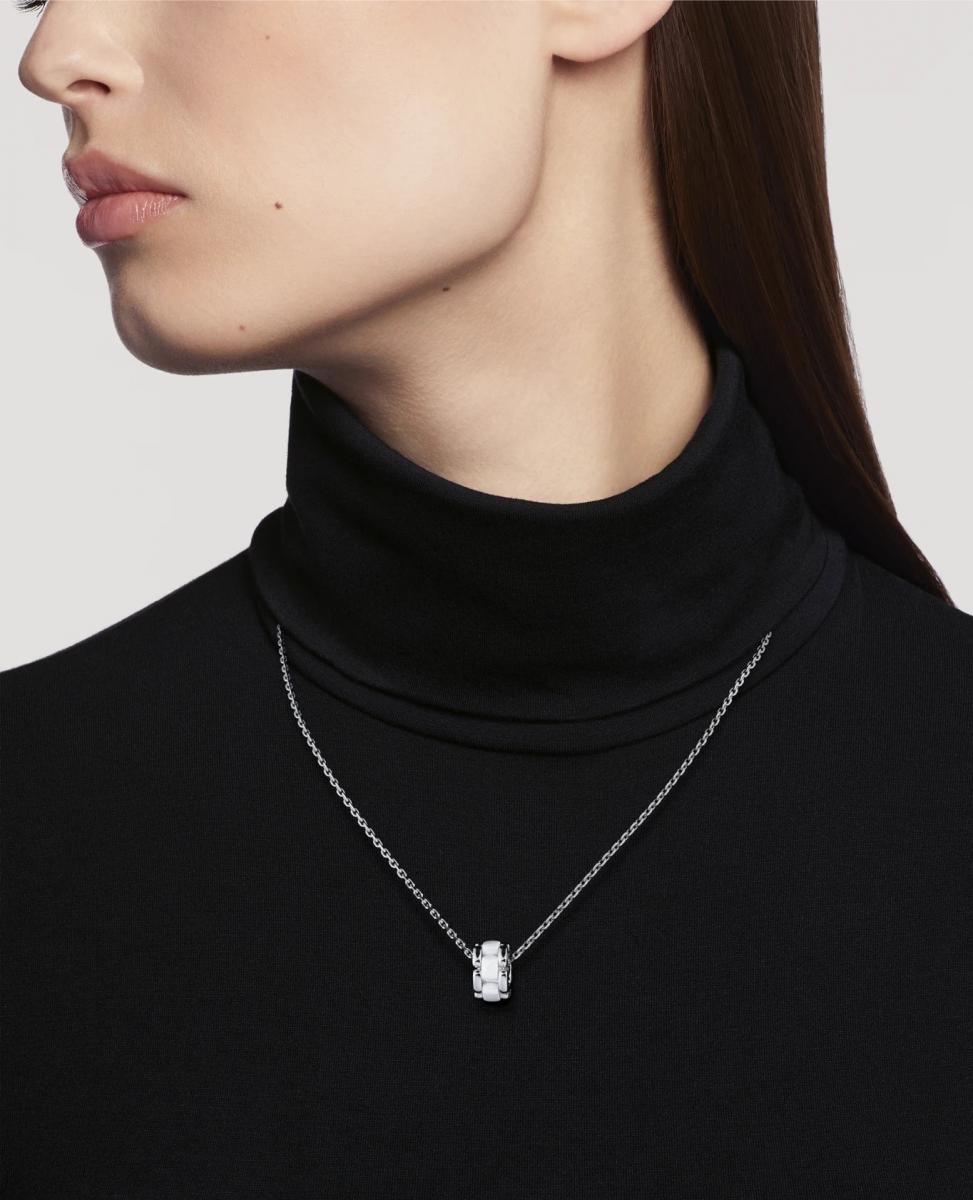 陶瓷項鍊的出現，正顛覆了人們對高級珠寶的想像。它不再只是冷冽的材質，而是在貴金屬與鑽石的映襯下，展現出柔韌與細膩的雙重性格。