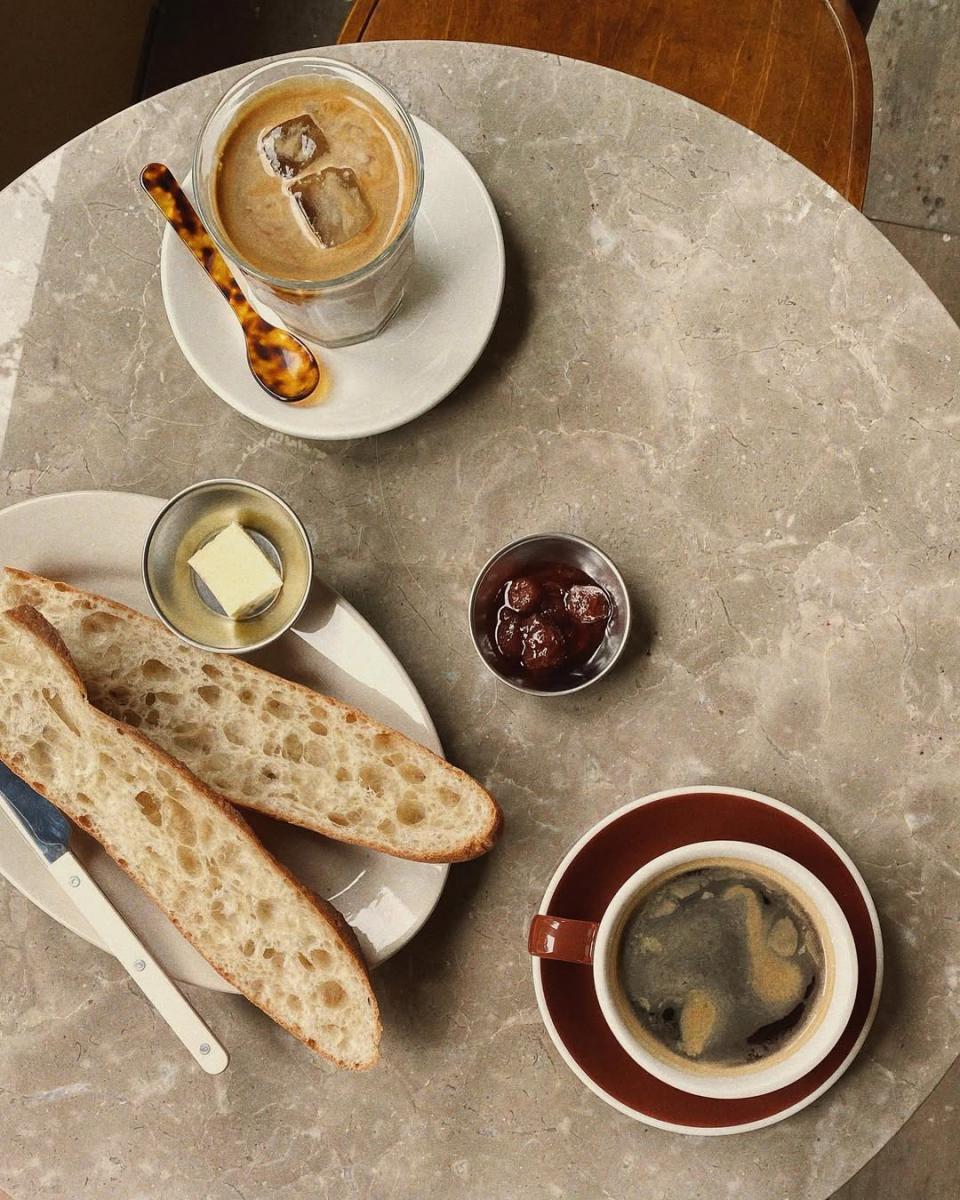 黑糖拿鐵奶甜濃郁而不膩，每口都是優雅儀式的延續。