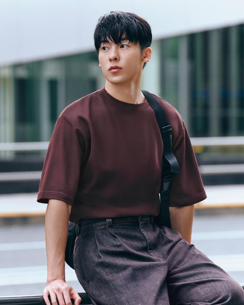 身為Uniqlo最新的品牌大使，許光漢在最新釋出的形象大片中，在街上上身Uniqlo U系列T恤搭配上牛仔寬褲，加上肩背著這款最新的肩背包，展現俐落率性的風格，準備讓許太太們瘋搶這一咖「男神同款」！