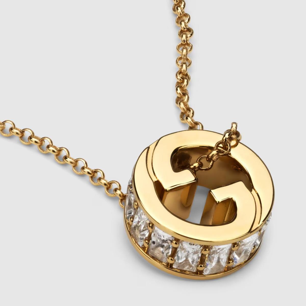 Gucci 這條項鍊是一款能在晚宴禮服下熠熠生輝的首飾，同時也能與簡約 T-shirt 組合，展現不羈卻優雅的時髦態度。