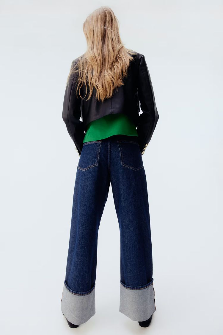 挑選落地寬褲時,掌握三個重點就不會踩雷:想修飾小腿、遮臀,落地褲的寬度與垂墜感最能做到;想要腿看起來更長,選「微落地」長度並搭配厚底鞋,視覺直線增高;想避免看起來邋遢,一定要選用質感偏挺、垂墜良好的丹寧材質,讓褲型保持立體線條。