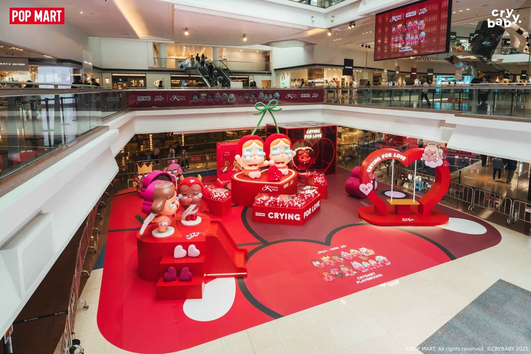 然而，從營收層面來看，泡泡瑪特仍持續成長。或許已不再維持過往的高速擴張，但整體表現依舊穩健。放眼當前玩具市場，療癒經濟依然強勁，現代人購買娃娃，更多是一種精神層面的治癒與陪伴。泡泡瑪特的股價下跌，反映的是投資人對公司成長曲線的更審慎檢視。當市場規模逐漸擴大、消費者心態趨於成熟，企業已難再單靠「限量」紅利推動成長，而是必須邁向更成熟、可持續的新篇章。