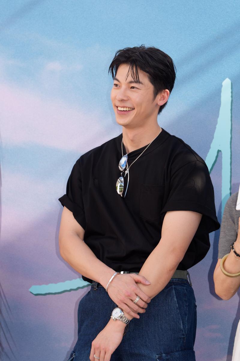 今年七夕情人節,許光漢以一身極簡黑色 T-shirt 與牛仔褲亮相電影《他年她日》記者會,笑容依舊燦爛卻多了幾分成熟。全場鎂光燈聚焦的不只是他的演員光環,腕間那只 Rolex 勞力士「Daytona 迪通拿」腕錶,更成為時尚迷與錶迷熱議的焦點。