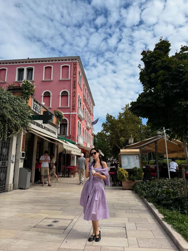 孫藝珍輕盈的裙擺隨步伐微微搖曳,搭配圓頭黑色瑪莉珍鞋,修飾腿部比例又增添復古氣息。