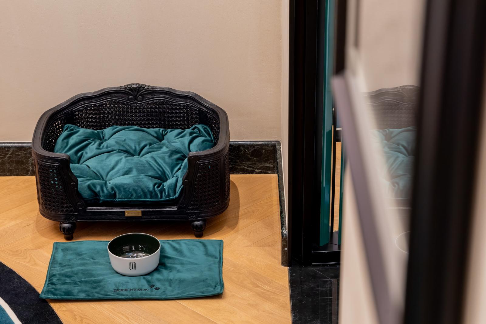 這次最吸睛的巧思，莫過於為毛小孩打造的專屬角落。設計團隊延續巴黎芳登廣場26號總店的傳統，特別準備了寵物沙發、碗盆與地墊，靈感來自寶詩龍先生的愛貓 Wladimir。