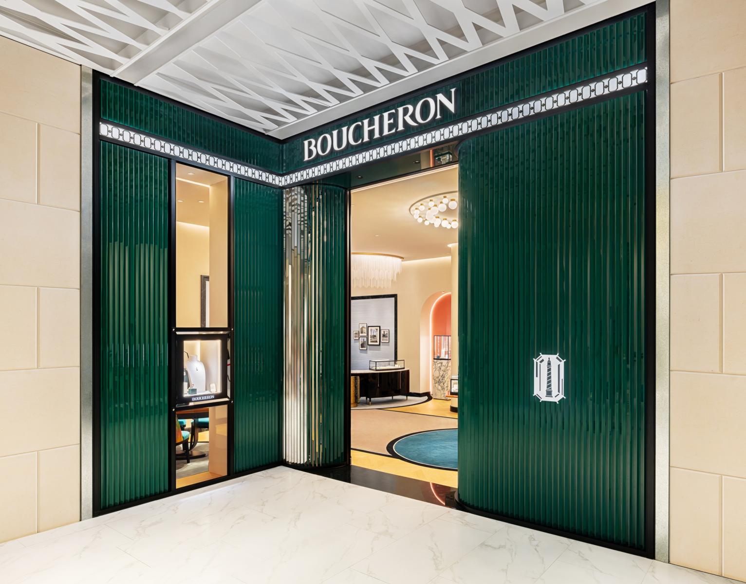 店面立面以品牌經典的祖母綠金屬稜柱打造，宛如一顆切割完美的鑽石，在陽光與霓虹下折射出不同層次的光影。