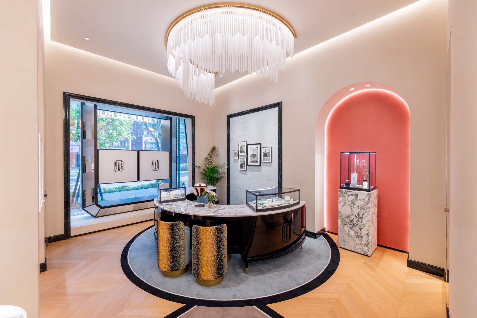 Boucheron 始終強調「家」的概念，這在新店內被轉化為許多細膩巧思。最明顯的，是以圓形桌取代傳統方桌，打破買賣的隔閡，營造「圍坐分享」的親密氛圍。