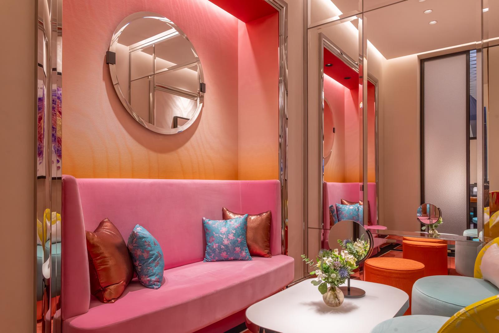 想像一下，走進 VIP 沙龍，就像闖入一座光影流動的秘境。這裡以「全息花園」為主題，運用柔和曲線、有機輪廓與幻彩材質，營造一種詩意綻放的氛圍。