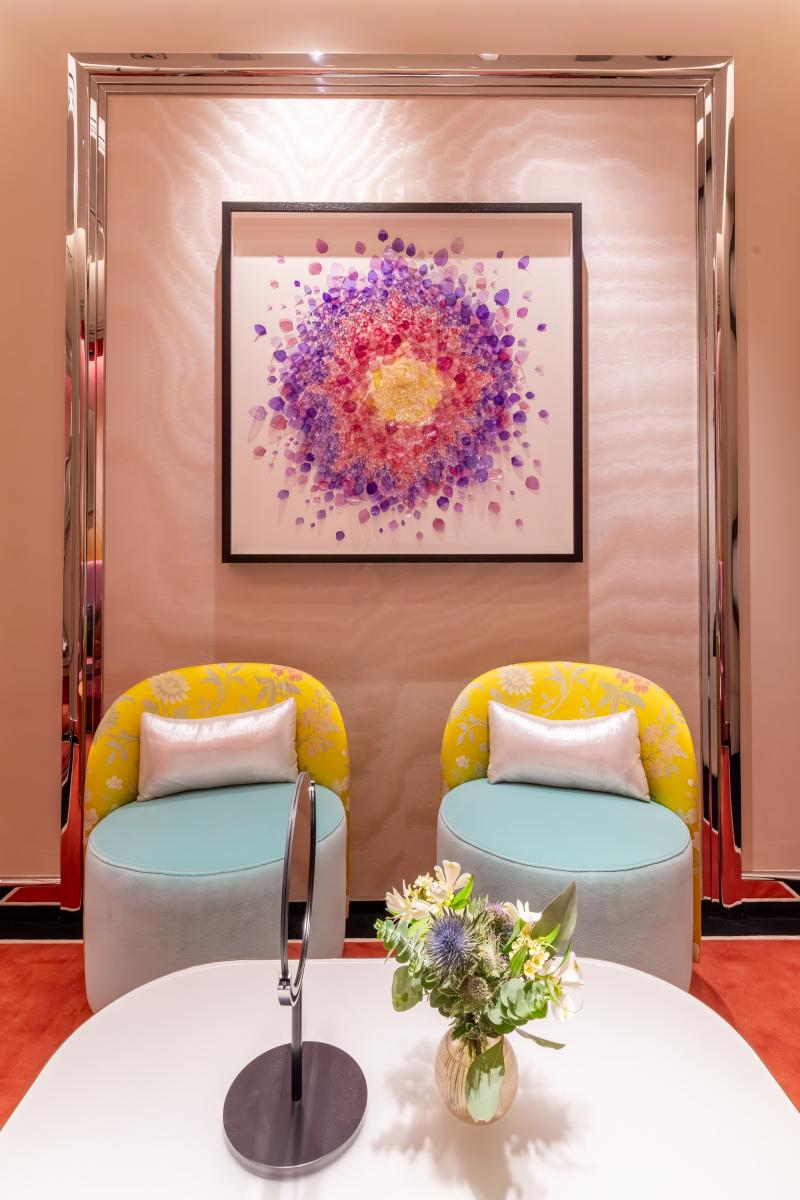 這座全新精品店不只是一個購物場所，更是一場多感官的城市對話。從鑽石切面的外觀、全息花園的詩意，到專屬寵物的溫柔角落，每個細節都展現品牌對「家族精神」的詮釋。