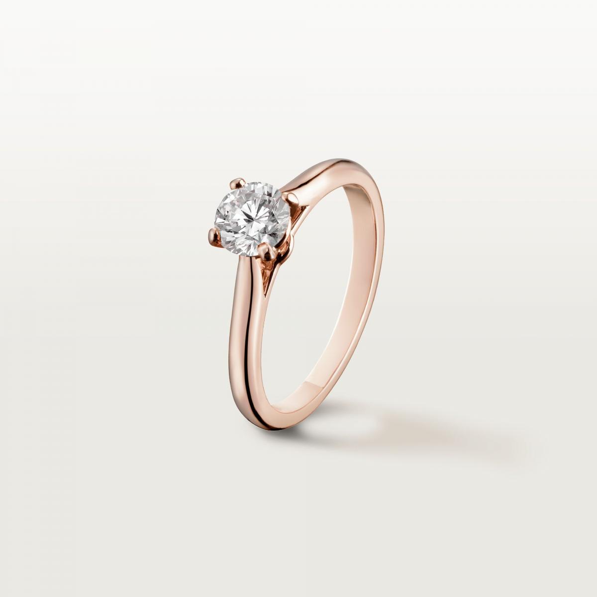 依據 GIA 標準，鑽石的色澤從D（完全無色）到Z（明顯泛黃或帶棕）共分為23個等級。D級鑽石晶瑩純淨、極為稀有，自然價格也居高不下。對大多數消費者而言，落在G至J級的「接近無色」區間，已能呈現幾近透明的觀感，肉眼難以察覺差異，價格也更具競爭力。