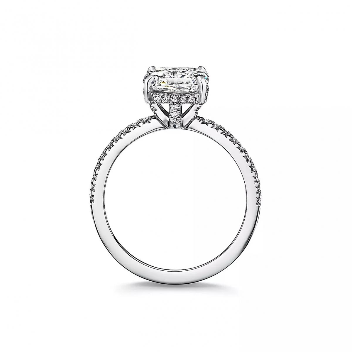 根據美國珠寶協會及 GIA 指南，最佳挑選方式是「切工優先」，其次綜合顏色和淨度，再看看克拉大小。