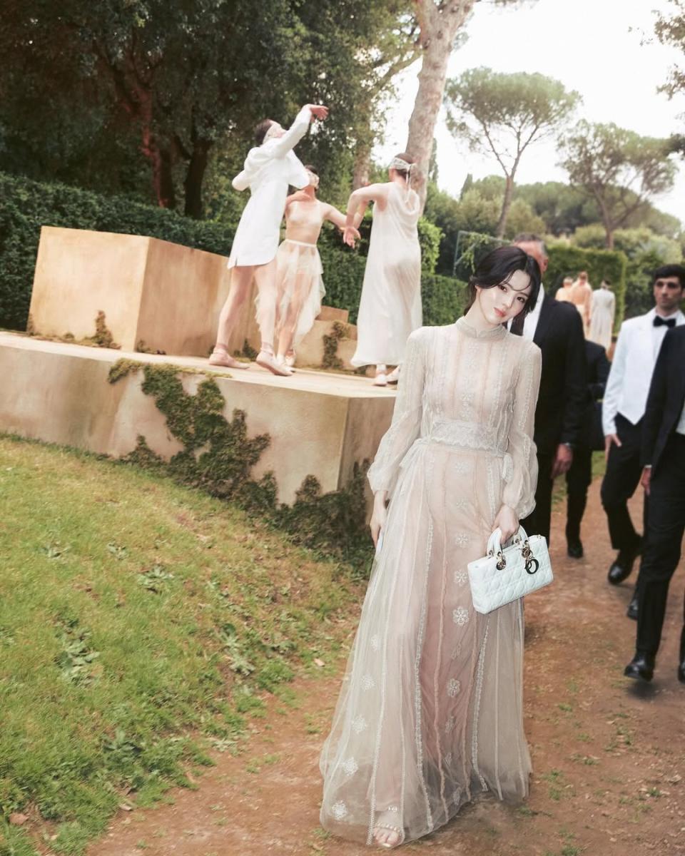 由經典包款「Lady Dior」所延伸設計的「Lady D Joy」，其時髦、摩登的輪廓，成為女性的心頭好。韓韶禧在一次的活動中，便拎著其包款現身，典雅的洋裝與包款相呼應，展現完美的造型。