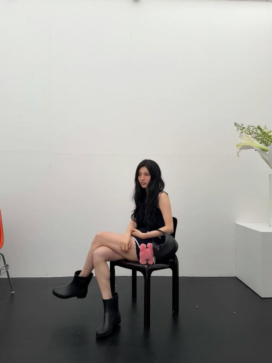 總能給人青春意象的 Celine，在近期推出一款半月包，極簡的外型加上精巧的包身，讓智秀呈現出典雅浪漫的氣息。