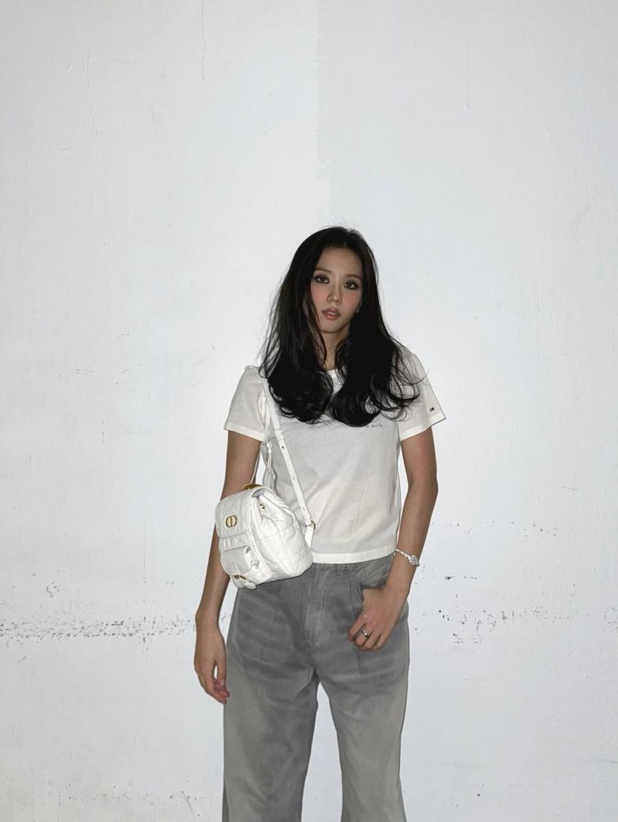 身為 Dior 代言人的 Jisoo，近期曬出了一款品牌標誌性的白色後背包，在設計上融入了藤格紋這項經典符碼，並巧妙的將 CD 縮寫字樣點綴其中，讓包款整體擁有優雅與休閒並存的氣息。