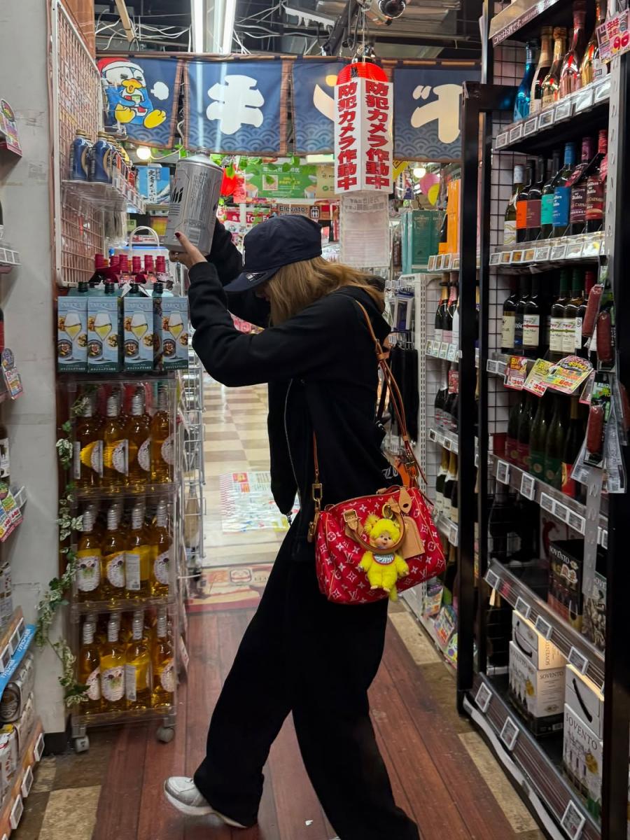 近期於日本度假的 Lisa，則曬出一款 Louis Vuitton 男裝線的 Speedy 包！全皮質的設計取代了過往的防水塗層帆布，搭配上鮮明的紅色配色，更能成為穿搭的焦點。