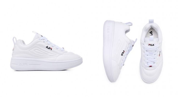 Fila Super Bubble運動泡泡鞋，以俐落厚底設計打造出年輕活力感，鞋身以純白合成皮革結合立體壓紋線條，展現出層次感，同時維持清爽乾淨的視覺效果。